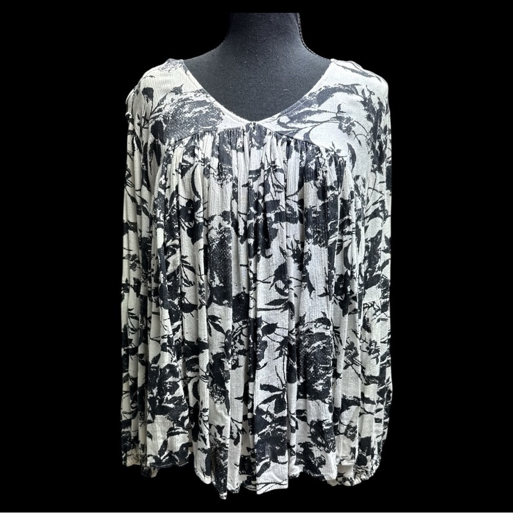 Chelsea & Theodore Black and White Floral Pleated V-Neck Blouse